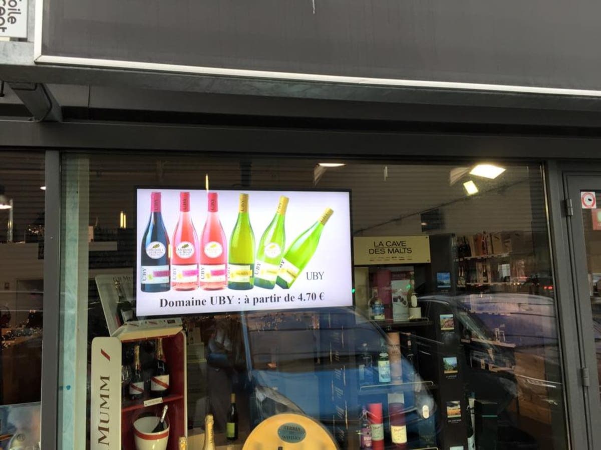 Écran d’affichage dynamique humelab media chez un caviste