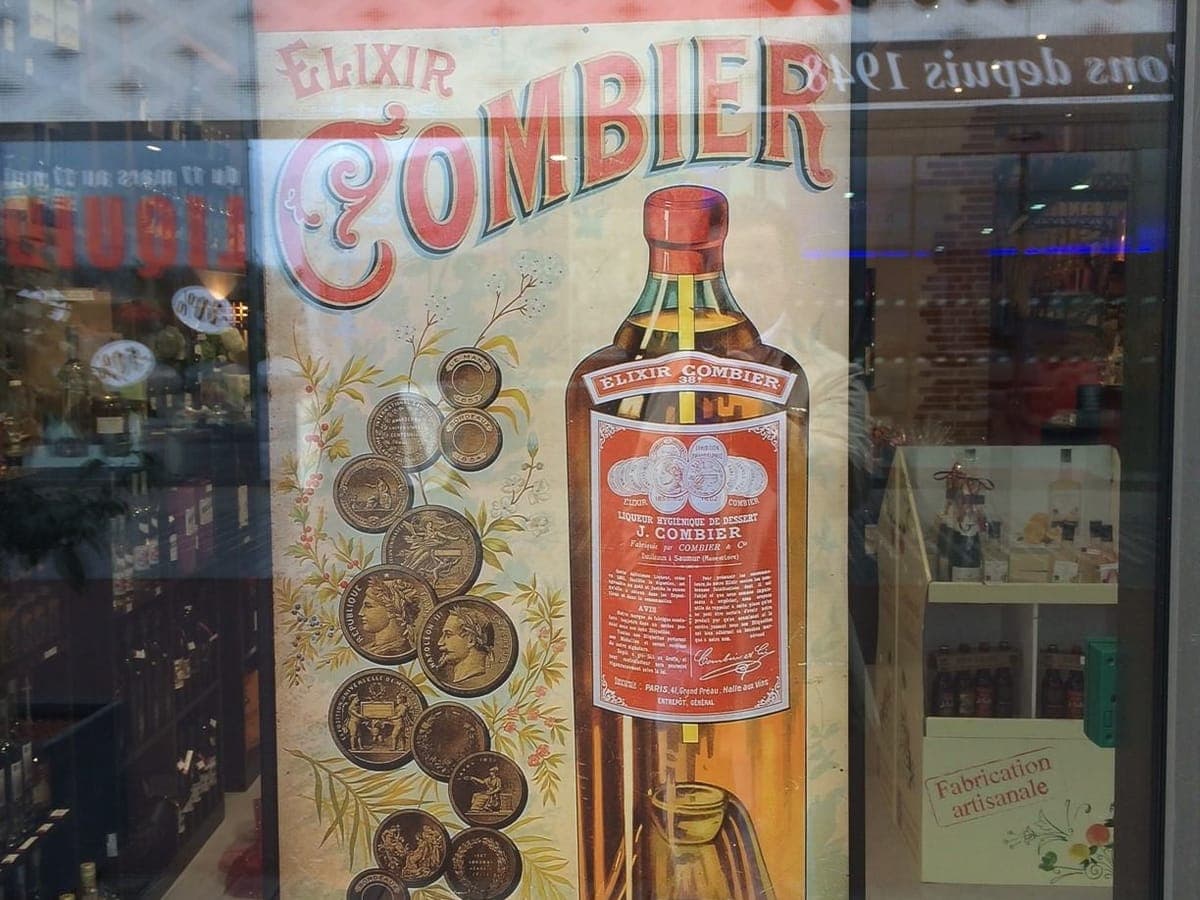 Écran d’affichage dynamique humelab media chez un caviste