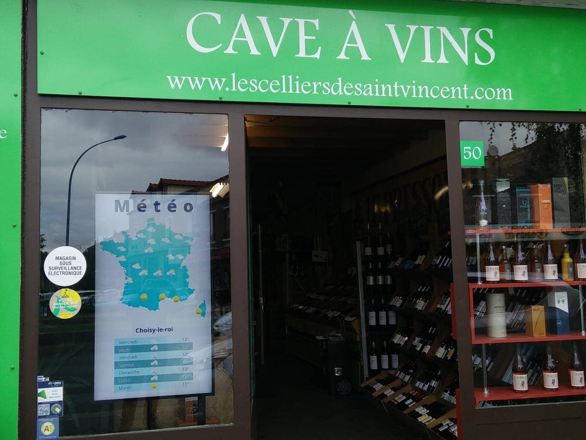 Écran d’affichage dynamique humelab media chez un caviste