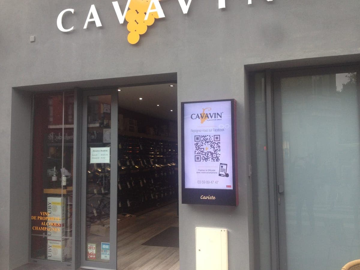 Écran d’affichage dynamique humelab media chez un caviste