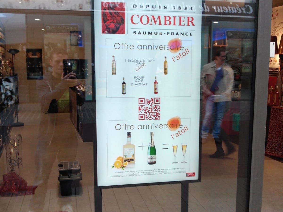 Écran d’affichage dynamique humelab media chez un caviste