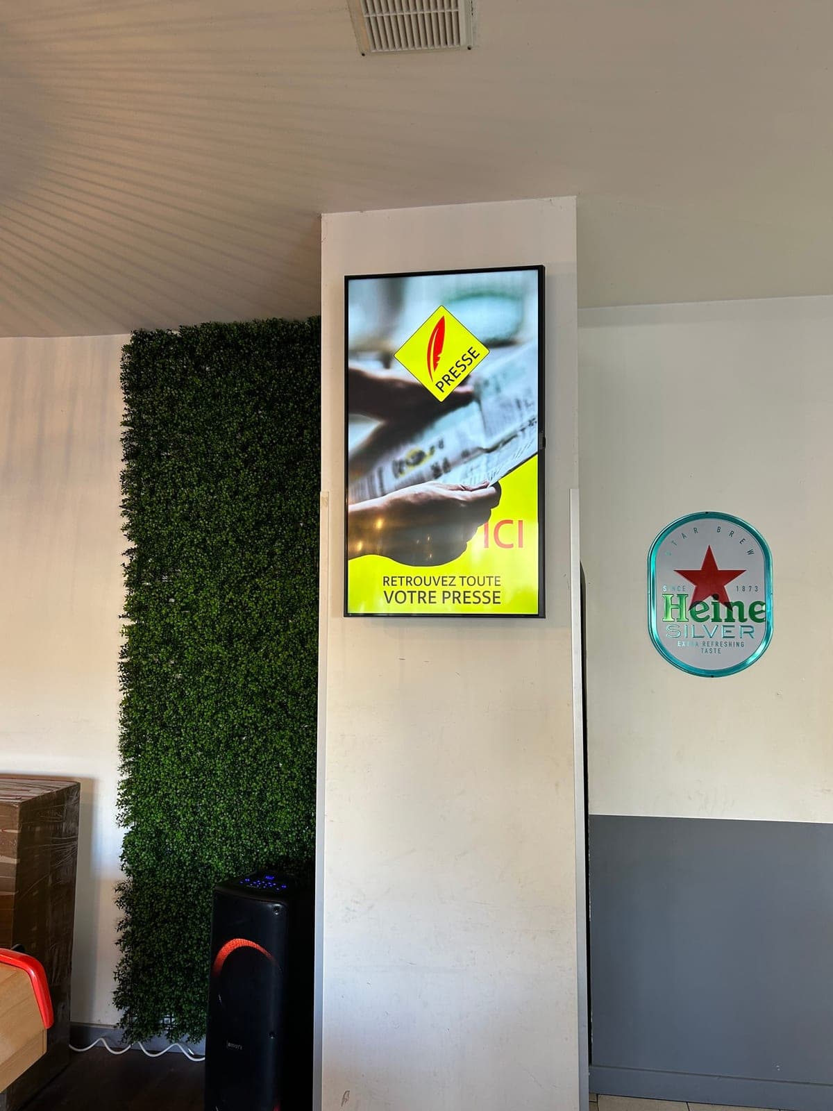 Écran d’affichage dynamique en intérieur d’un bureau de tabac (presse)