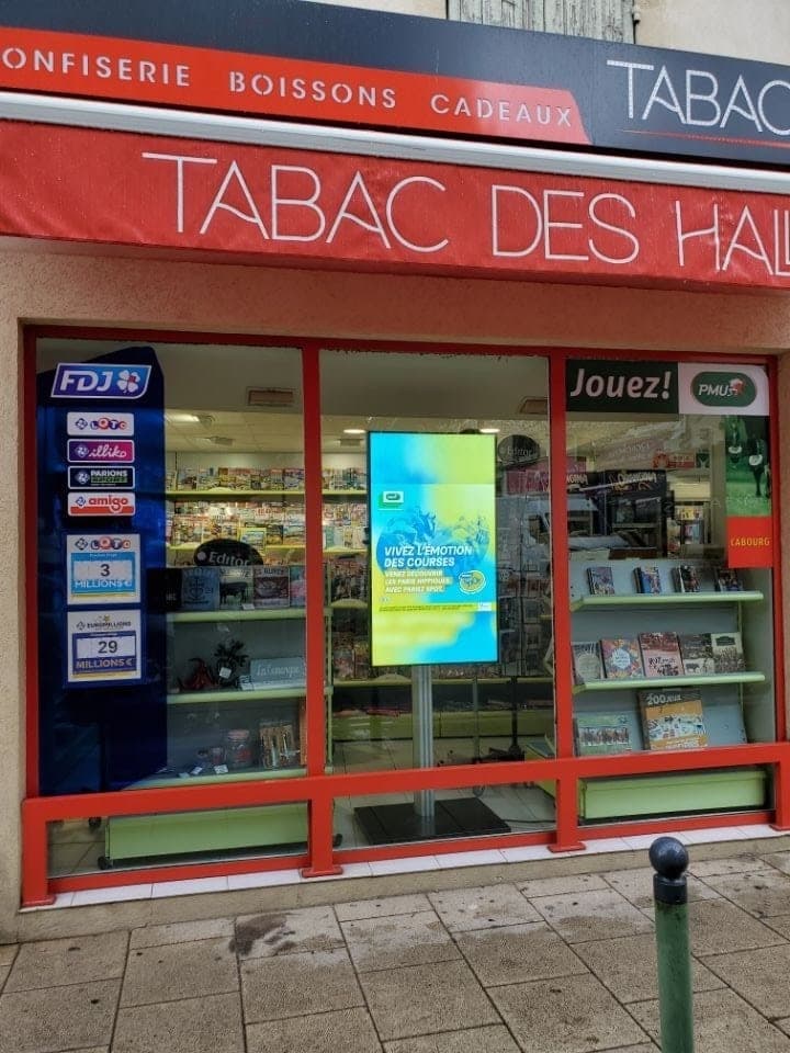 Écran d’affichage dynamique en vitrine d’un bureau de tabac