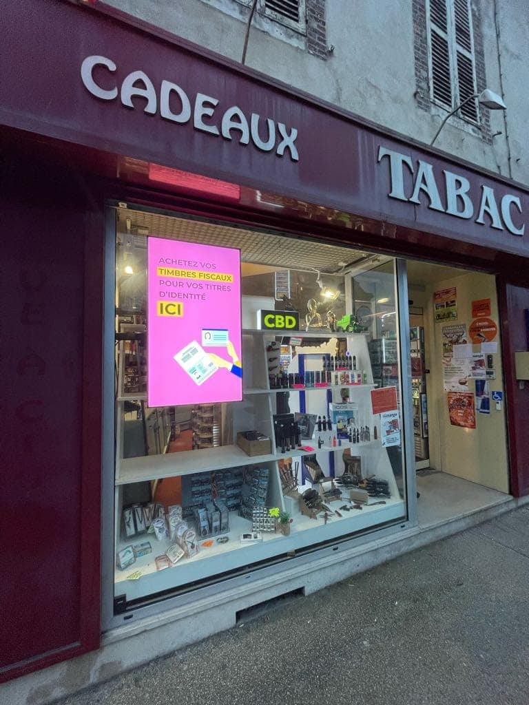 Vitrine de buraliste équipée d’un écran dynamique haute luminosité