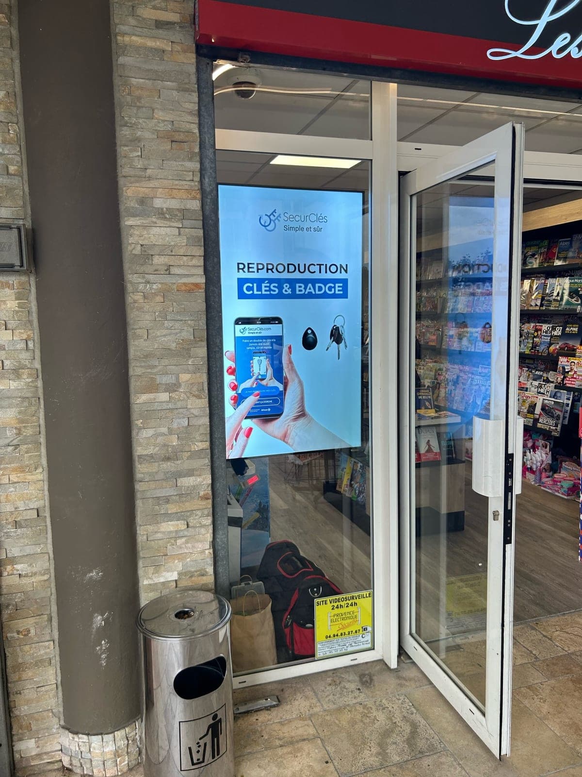 Écran vitrine humelab media chez un buraliste