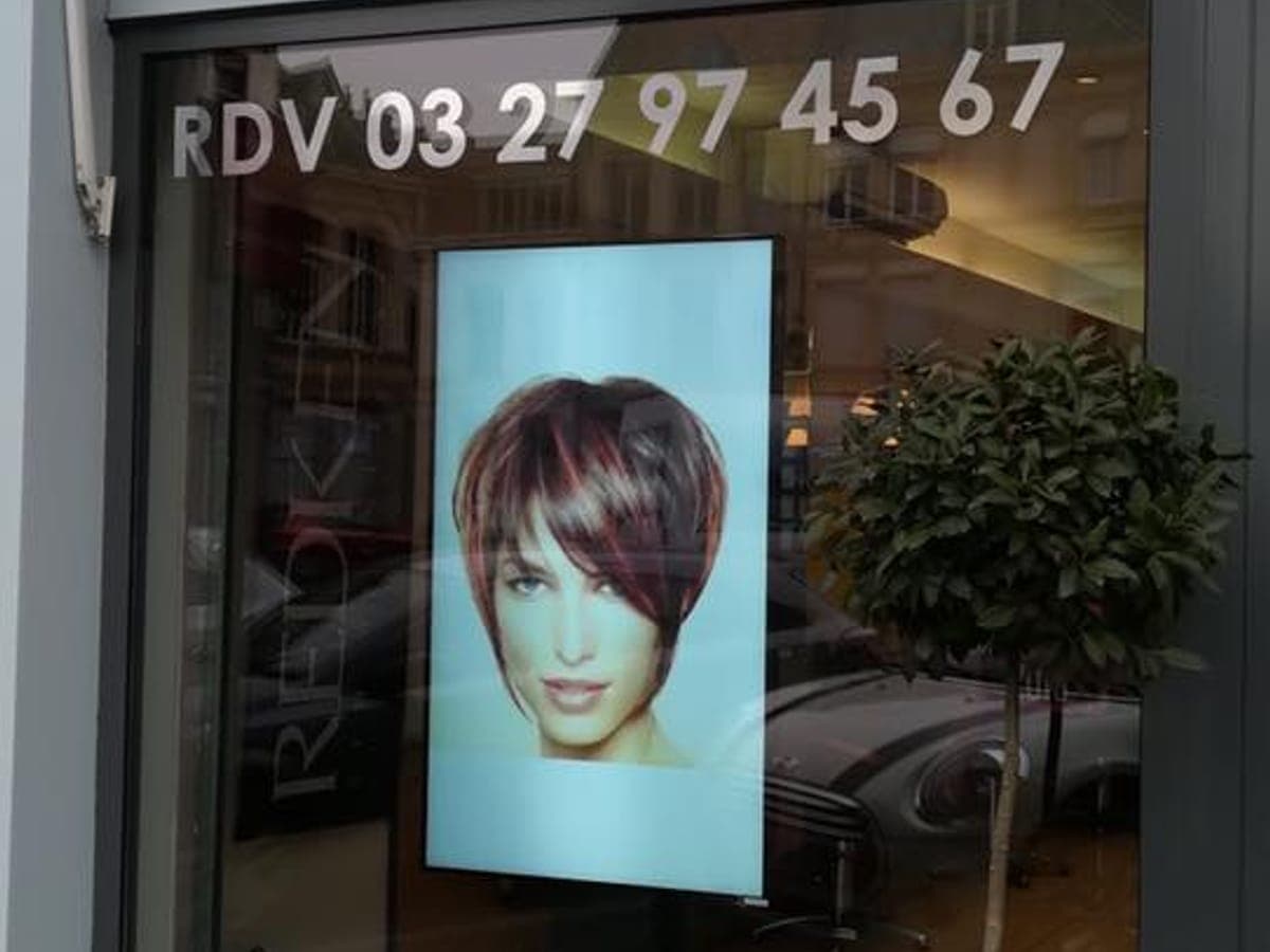 Écran d’affichage dynamique humelab media en salon de coiffure et institut de beauté