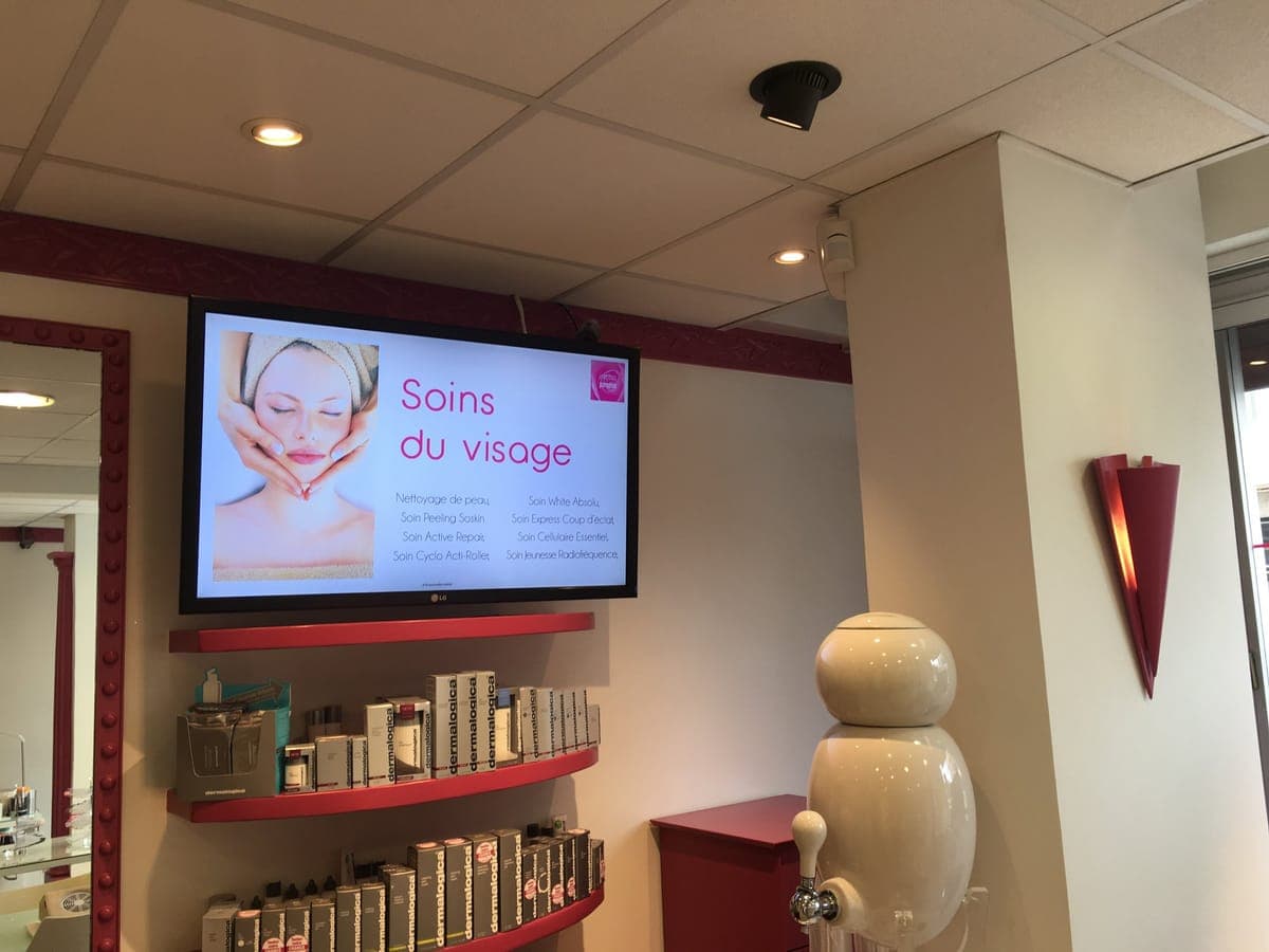 Écran d’affichage dynamique humelab media en salon de coiffure et institut de beauté