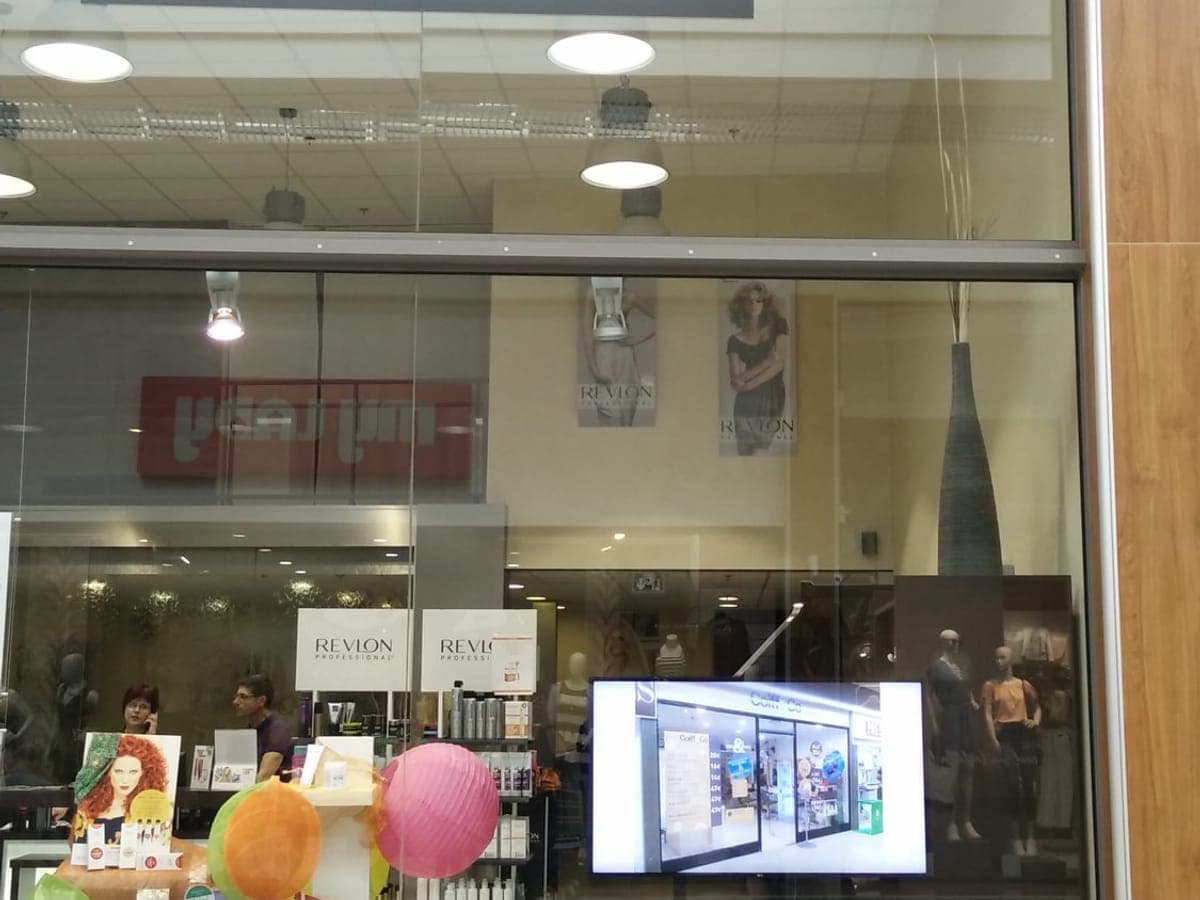 Écran d’affichage dynamique humelab media en salon de coiffure et institut de beauté