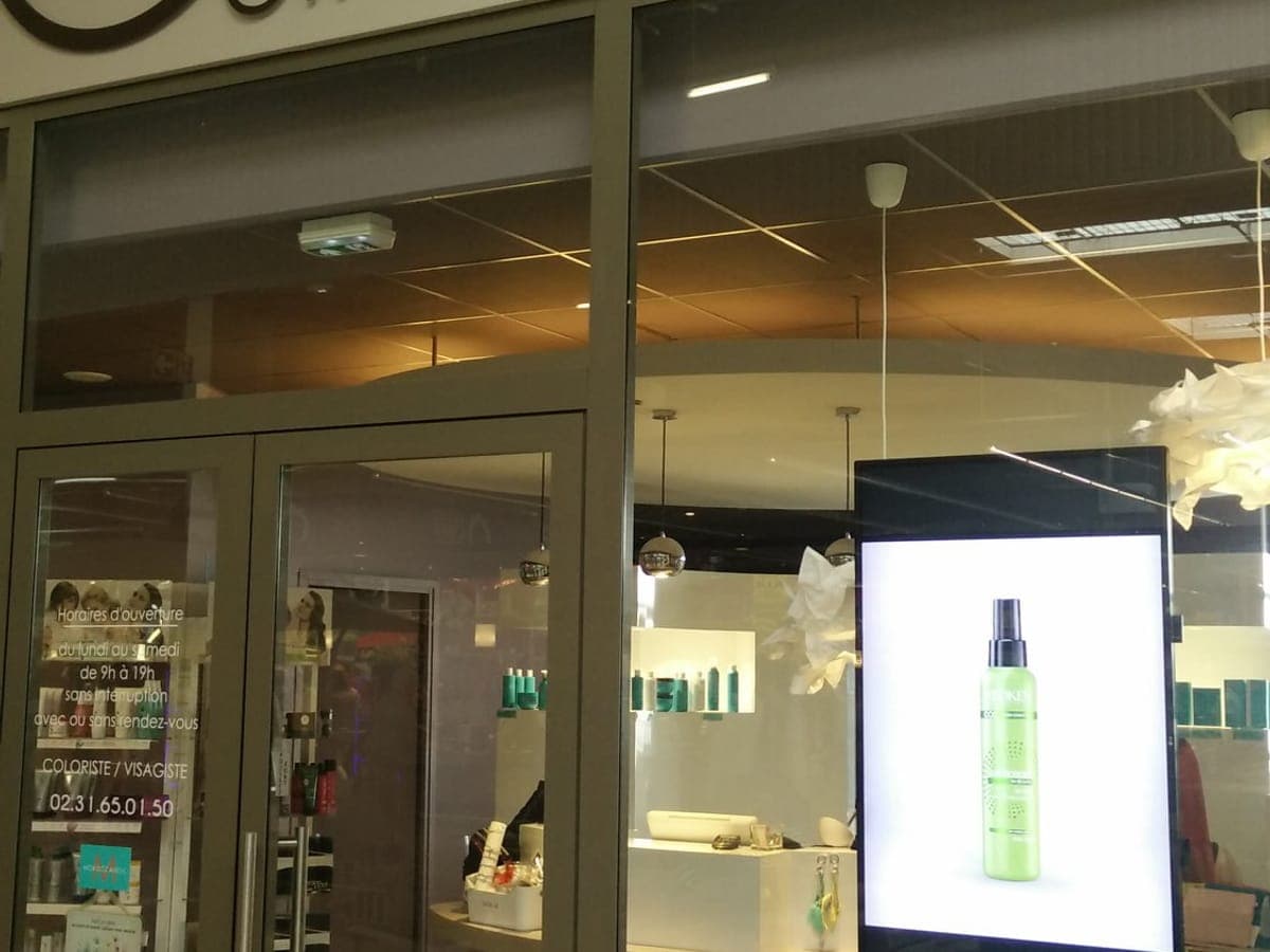 Écran d’affichage dynamique humelab media en salon de coiffure et institut de beauté