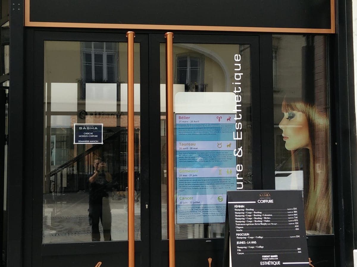 Écran d’affichage dynamique humelab media en salon de coiffure et institut de beauté