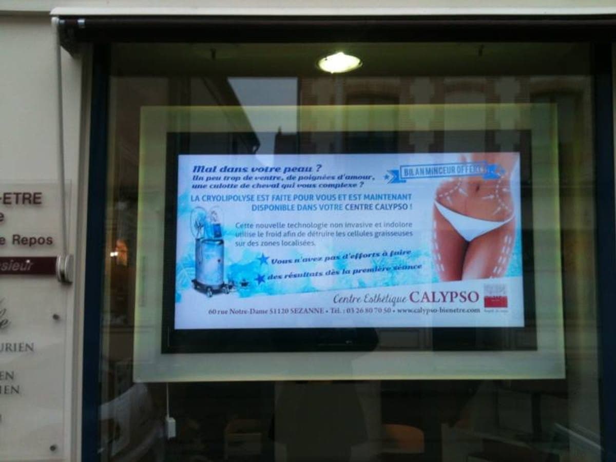 Écran d’affichage dynamique humelab media en salon de coiffure et institut de beauté