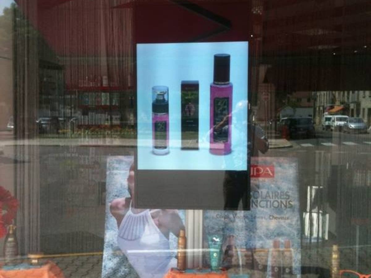 Écran d’affichage dynamique humelab media en salon de coiffure et institut de beauté