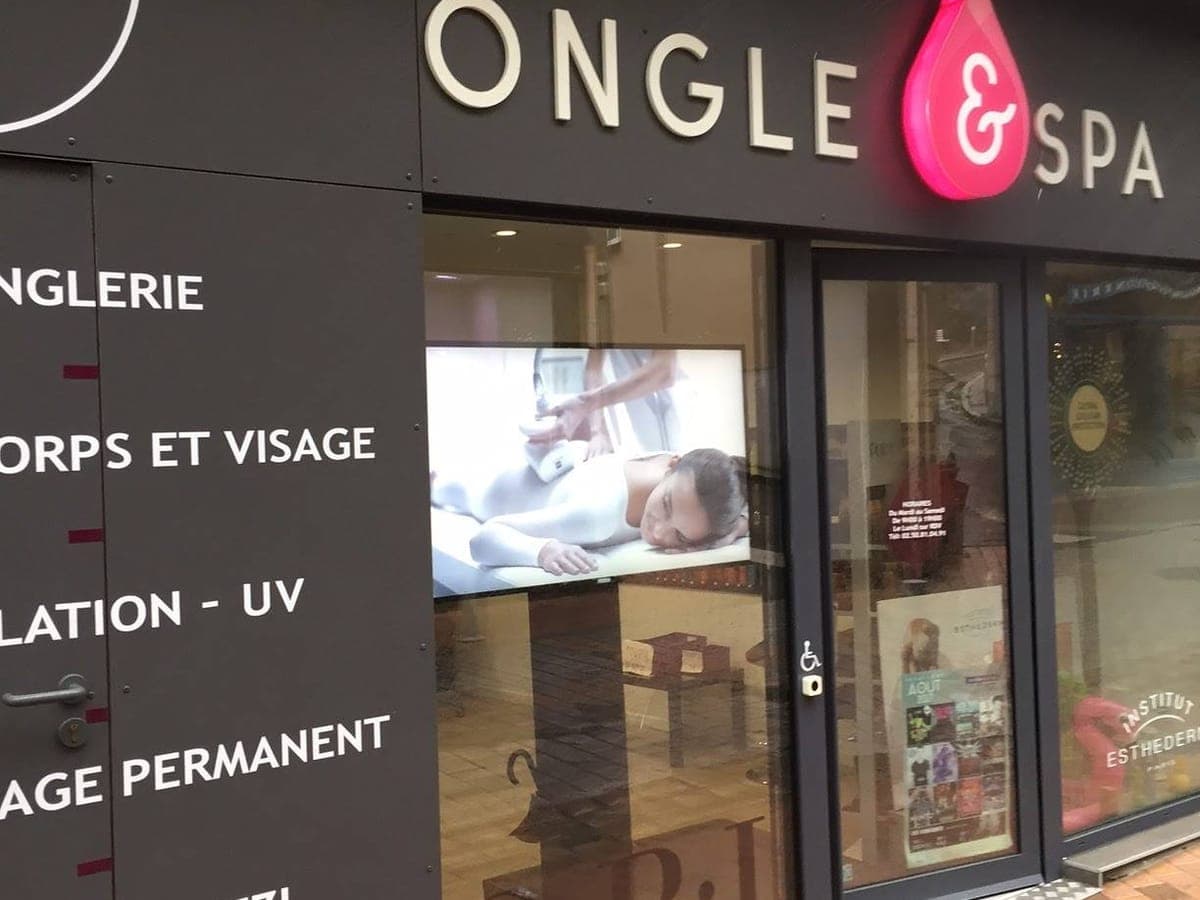 Écran d’affichage dynamique humelab media en salon de coiffure et institut de beauté