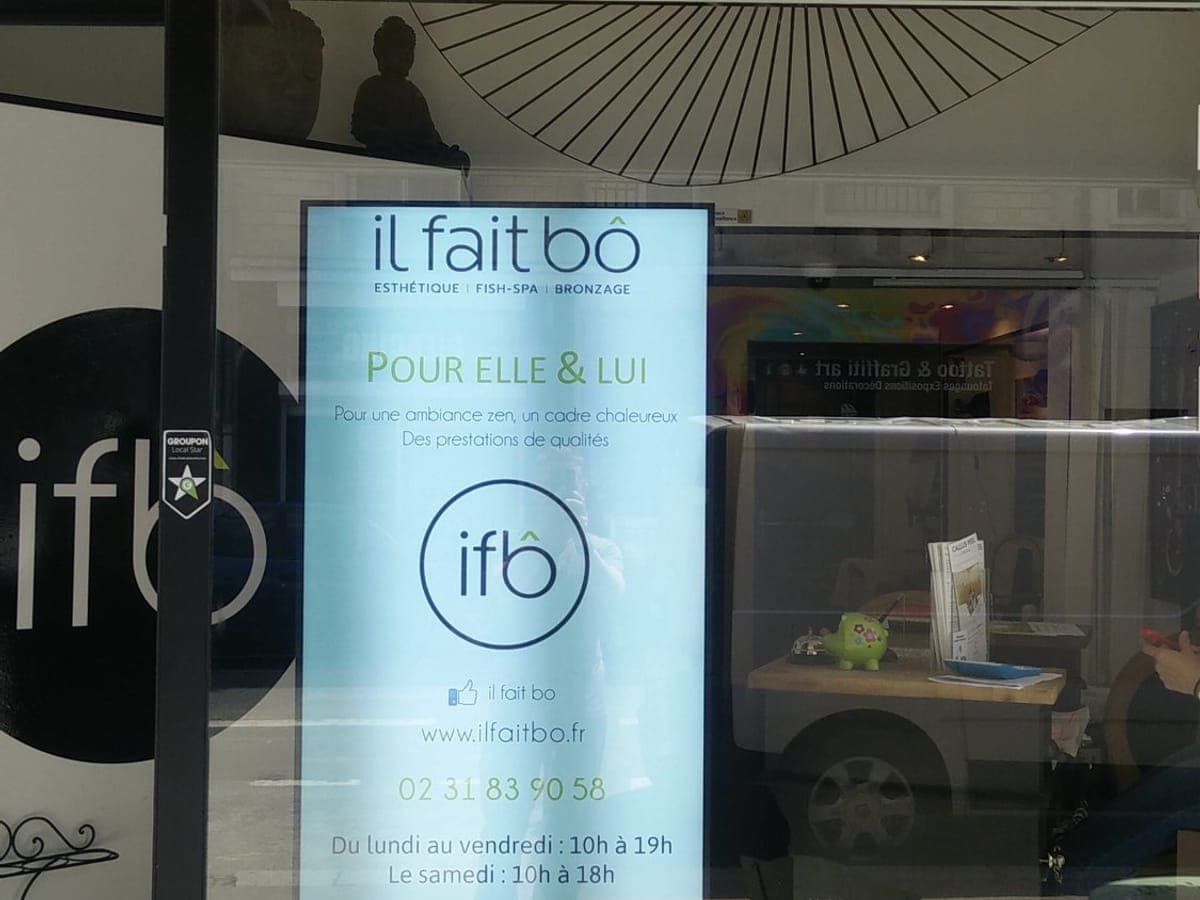 Écran d’affichage dynamique humelab media en salon de coiffure et institut de beauté