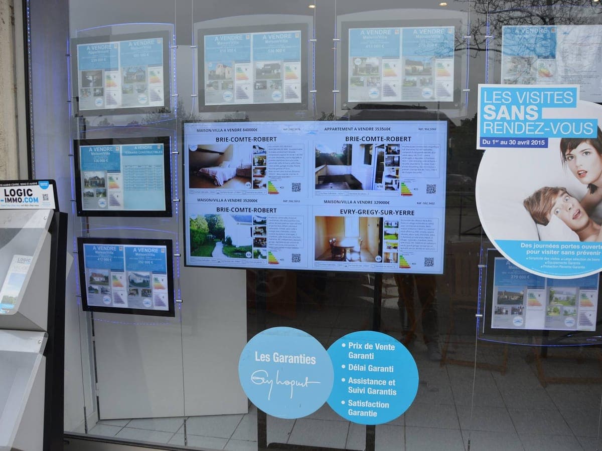 Écran et vitrine connectée humelab media en agence immobilière