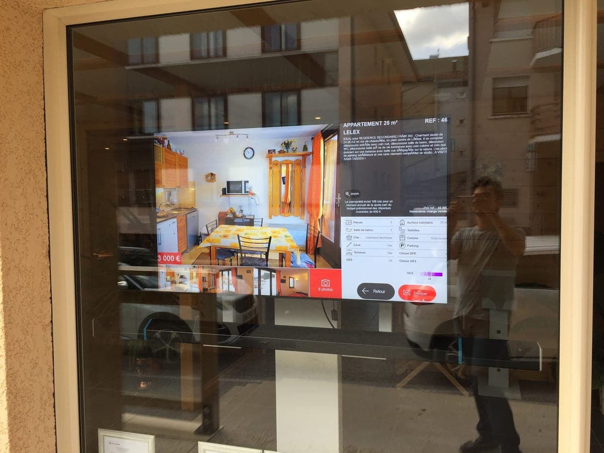 Écran et vitrine connectée humelab media en agence immobilière