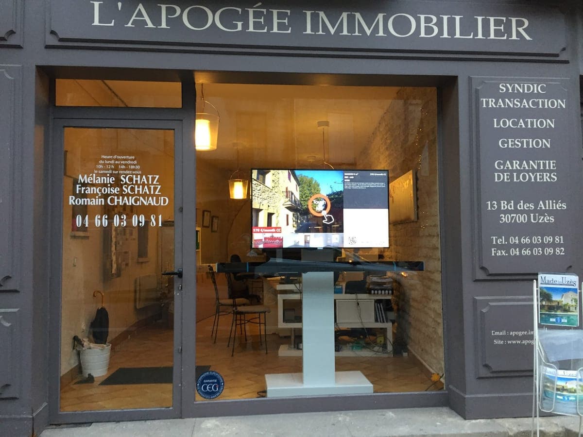 Écran et vitrine connectée humelab media en agence immobilière
