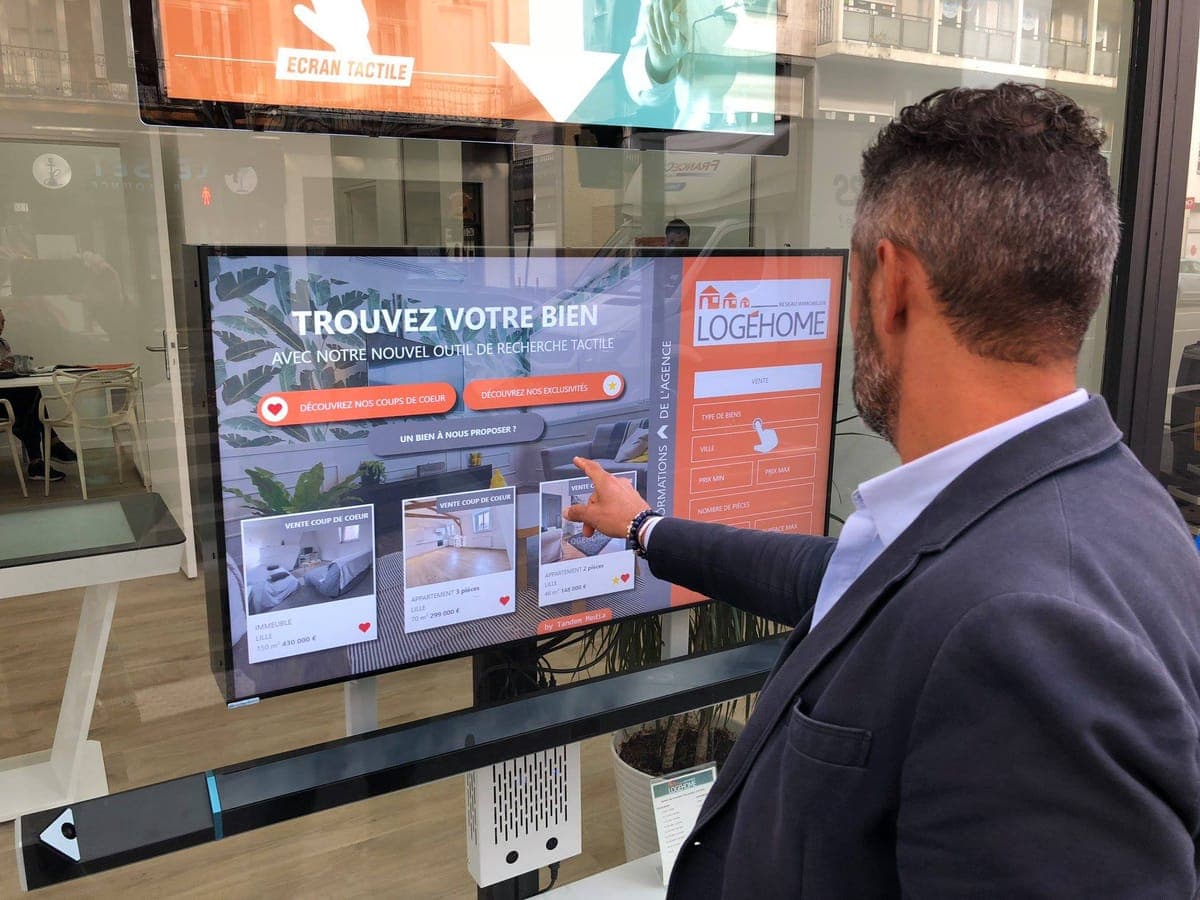 Écran et vitrine connectée humelab media en agence immobilière