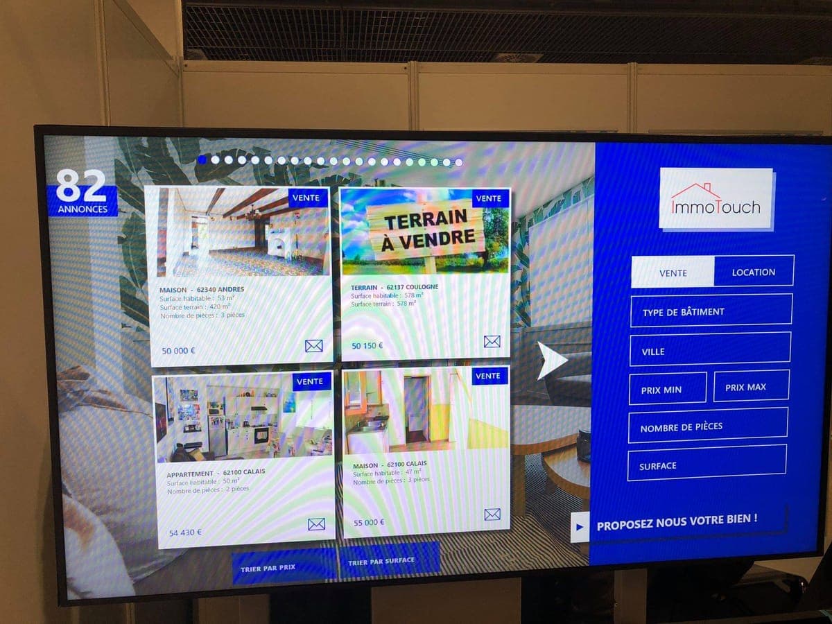 Écran et vitrine connectée humelab media en agence immobilière