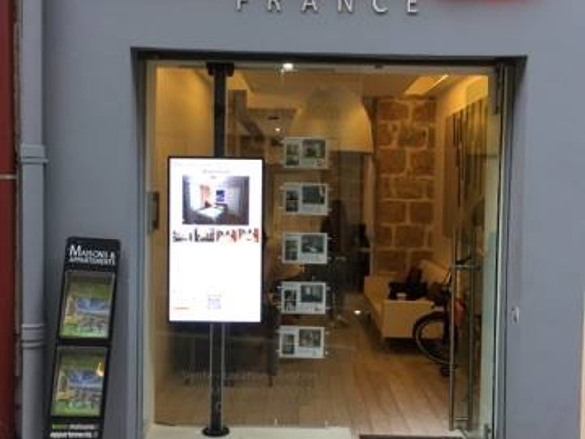 Écran et vitrine connectée humelab media en agence immobilière