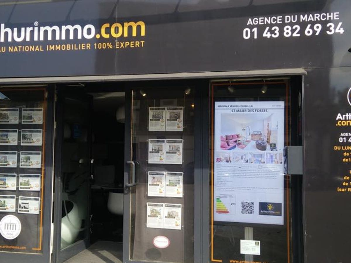 Écran et vitrine connectée humelab media en agence immobilière