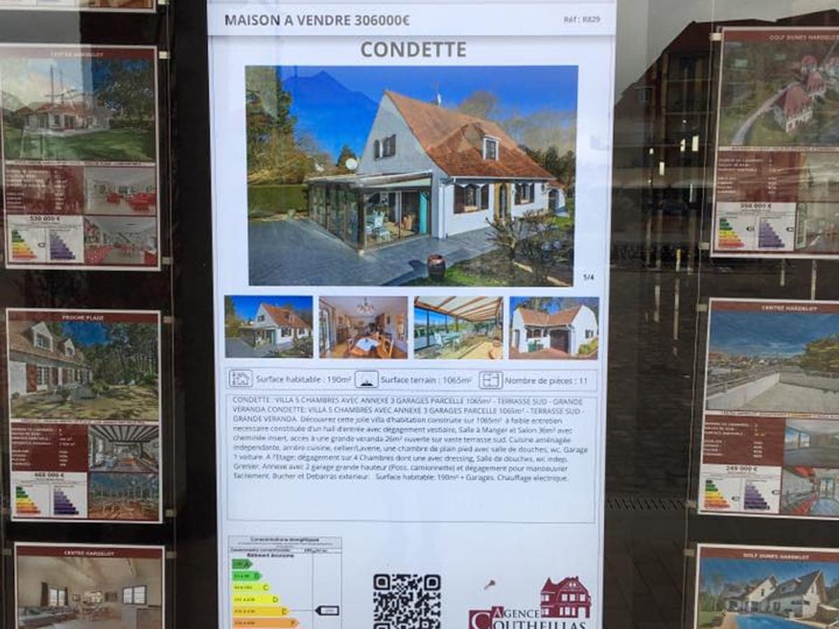 Écran et vitrine connectée humelab media en agence immobilière