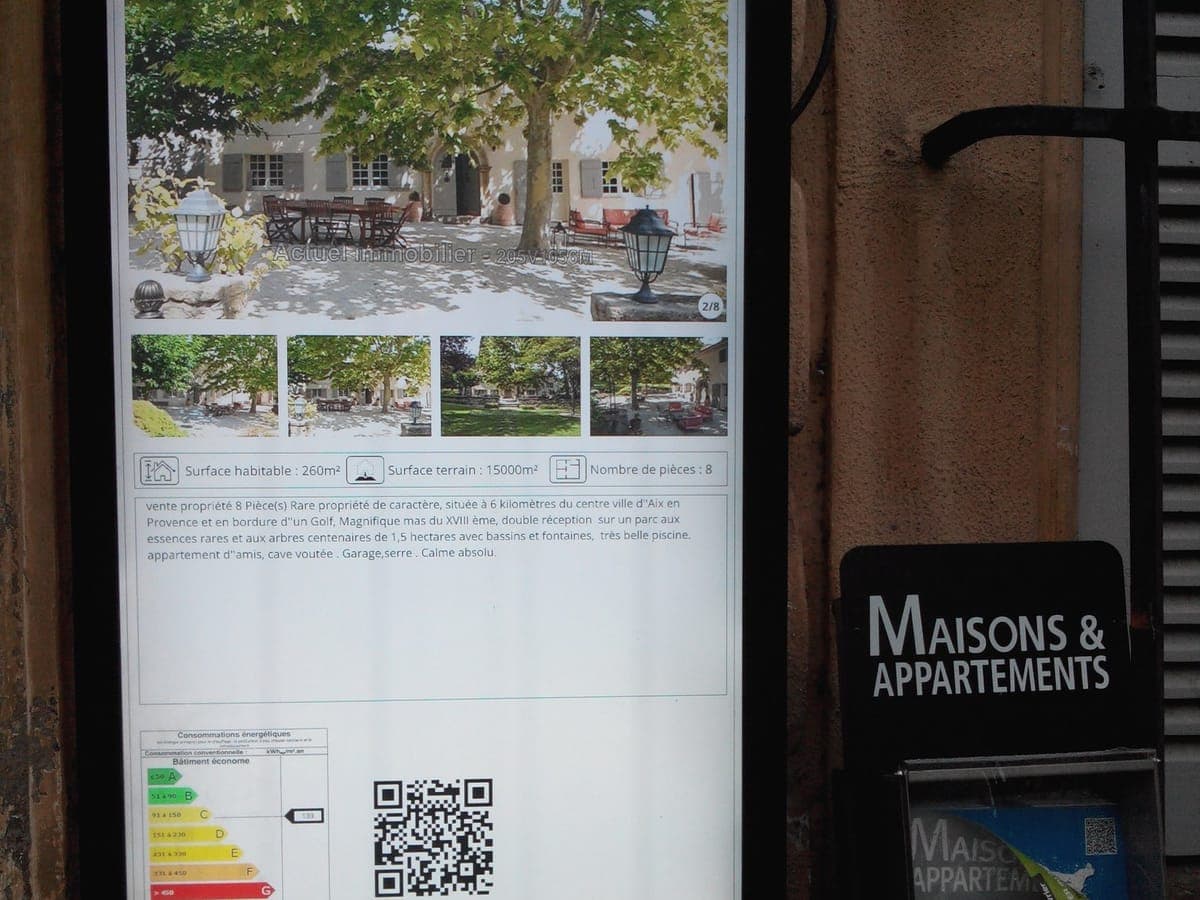 Écran et vitrine connectée humelab media en agence immobilière
