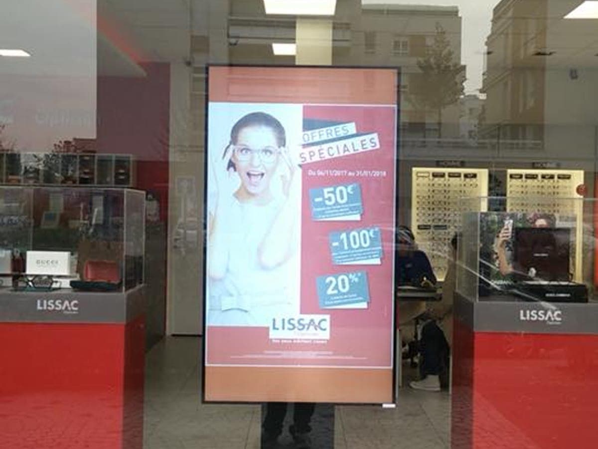 Écran d’affichage dynamique humelab media chez un opticien