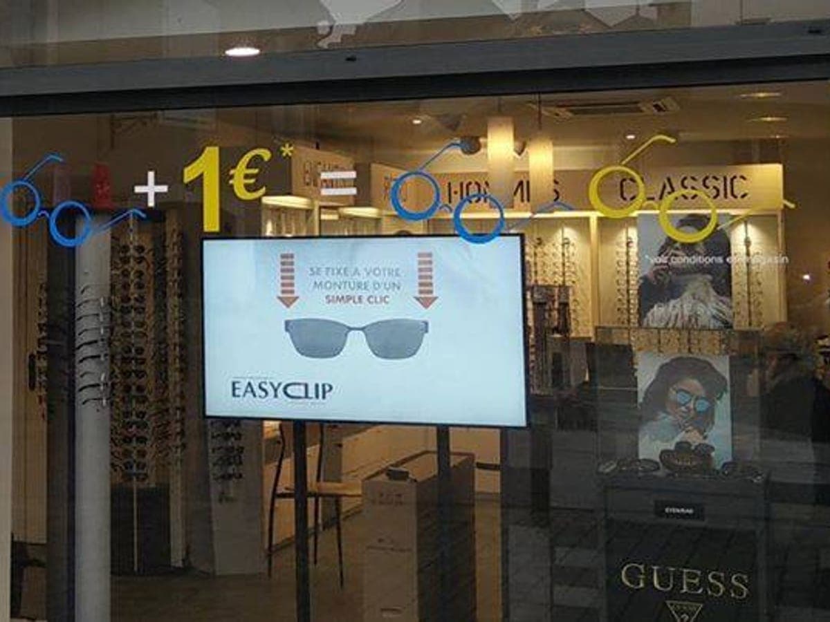 Écran d’affichage dynamique humelab media chez un opticien