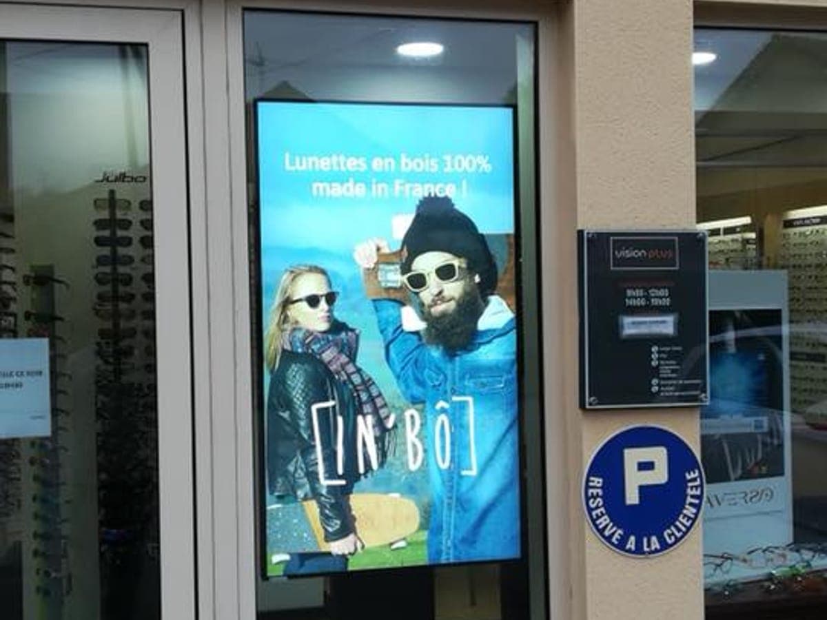 Écran d’affichage dynamique humelab media chez un opticien