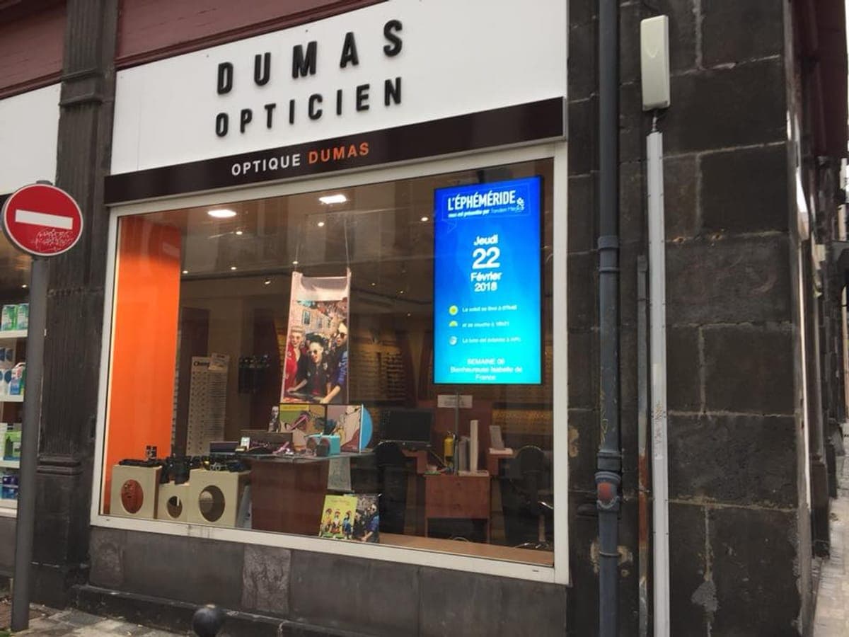 Écran d’affichage dynamique humelab media chez un opticien