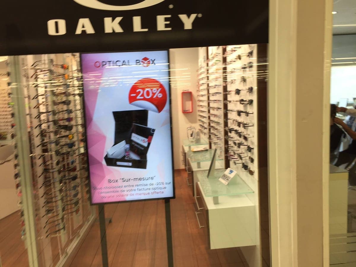 Écran d’affichage dynamique humelab media chez un opticien