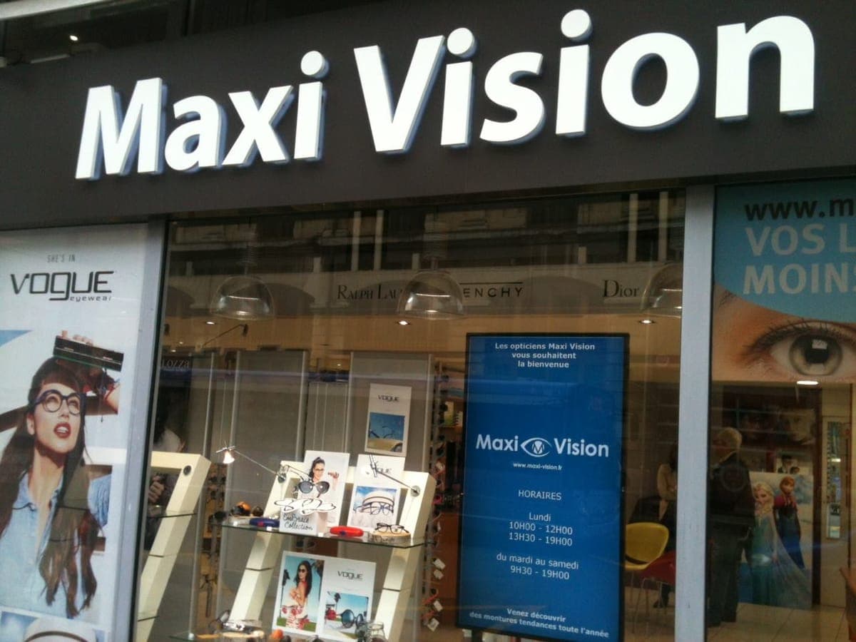 Écran d’affichage dynamique humelab media chez un opticien