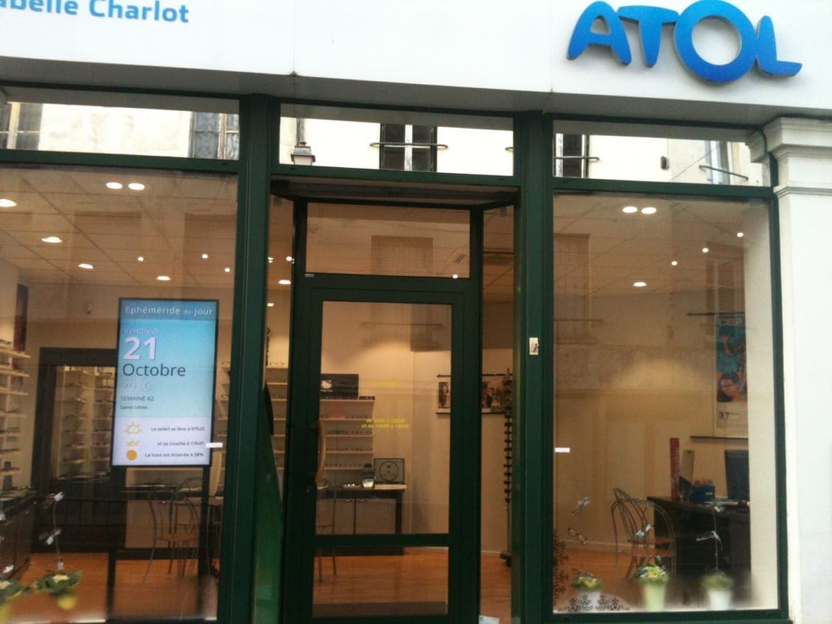 Écran d’affichage dynamique humelab media chez un opticien