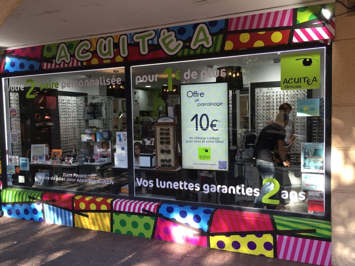 Écran d’affichage dynamique humelab media chez un opticien