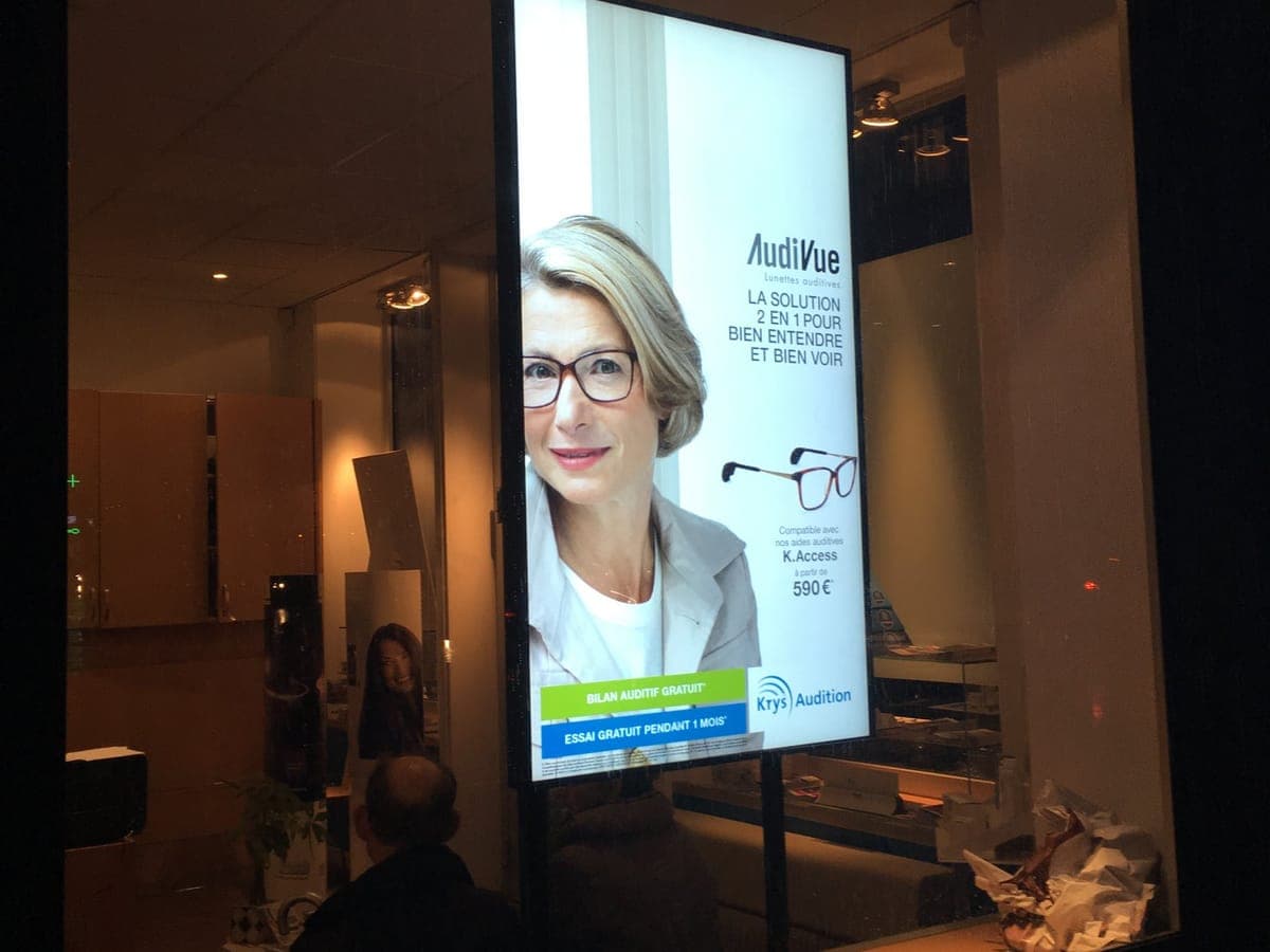 Écran d’affichage dynamique humelab media chez un opticien