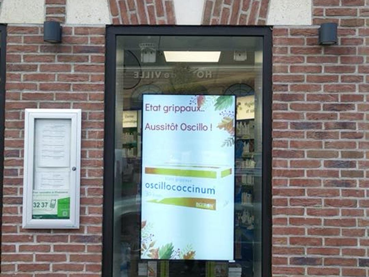 Écran d’affichage dynamique humelab media installé en pharmacie