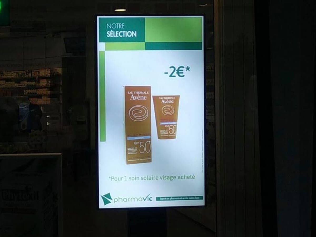 Écran d’affichage dynamique humelab media installé en pharmacie