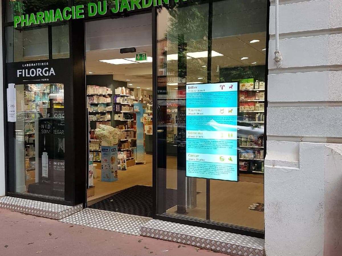 Écran d’affichage dynamique humelab media installé en pharmacie
