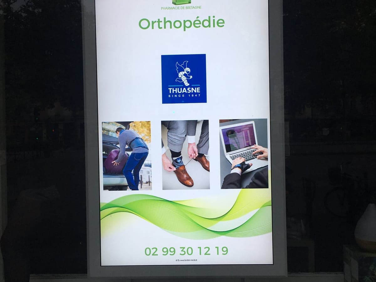Écran d’affichage dynamique humelab media installé en pharmacie