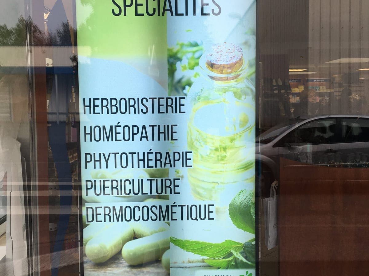 Écran d’affichage dynamique humelab media installé en pharmacie