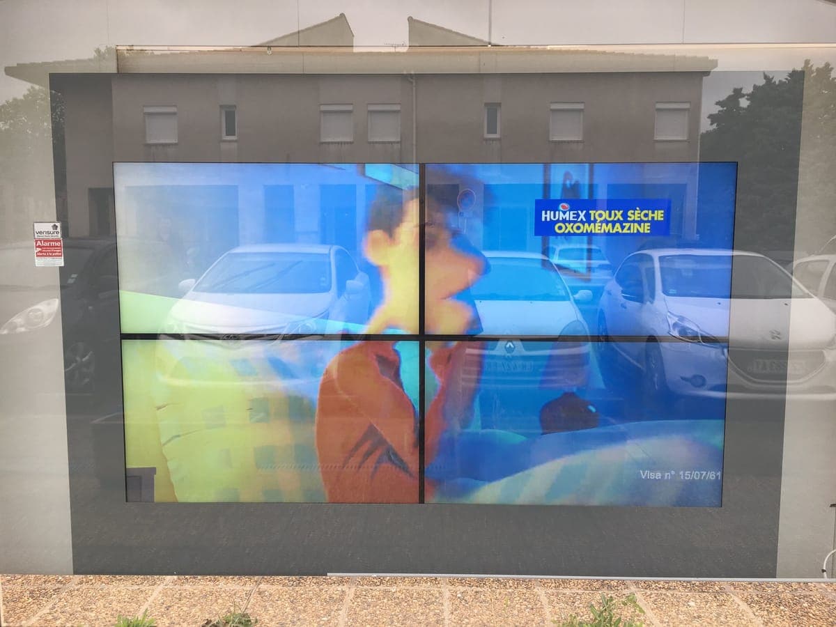 Écran d’affichage dynamique humelab media installé en pharmacie